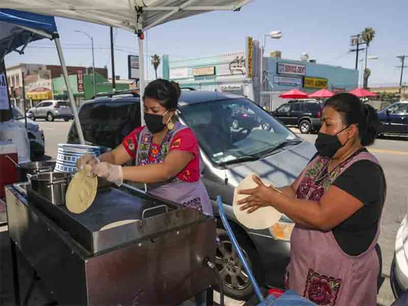 Vendedores oaxaqueños replican la Guelaguetza en Los ángeles