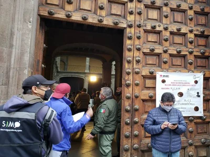 Abre casilla donde votará el presidente López Obrador