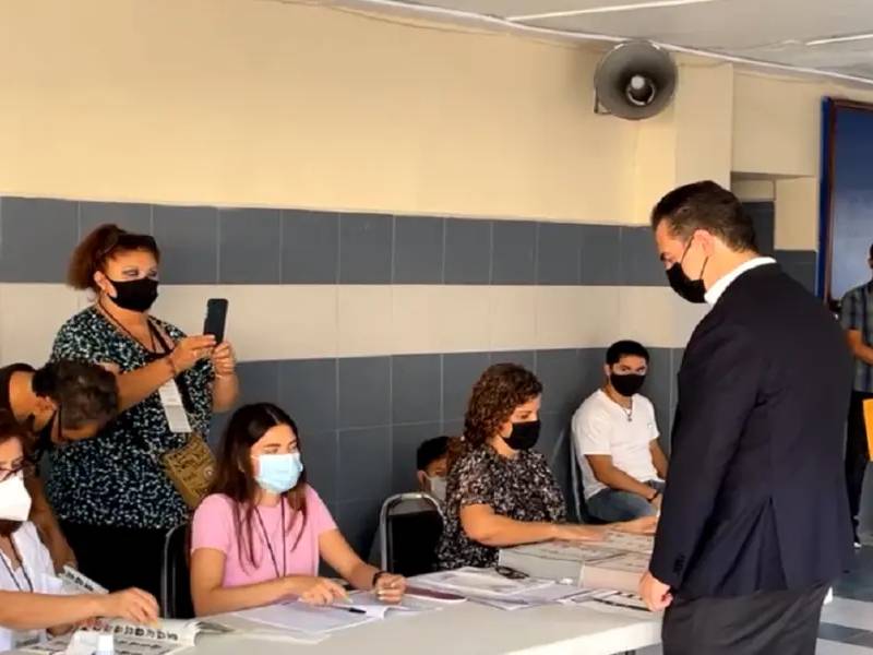 Adrián de la Garza emitió su voto en Nuevo León