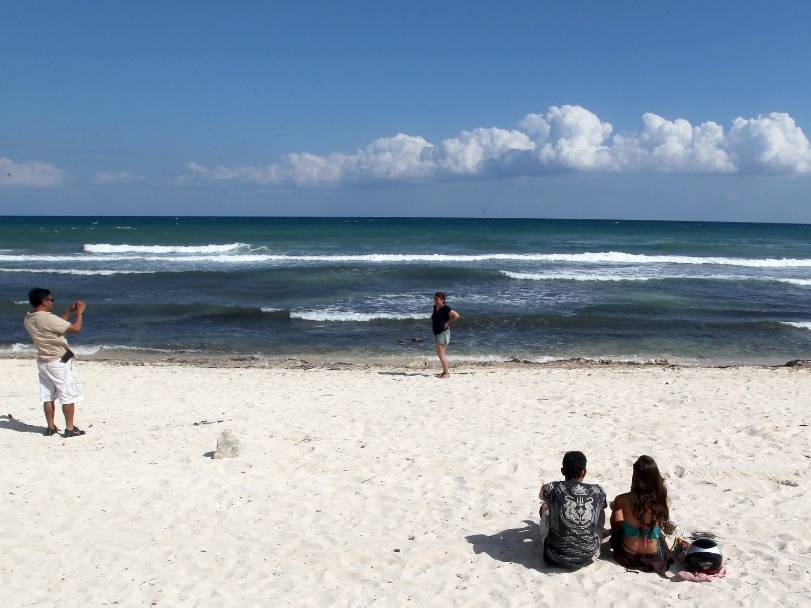 Atienden en Tulum recale de sargazo