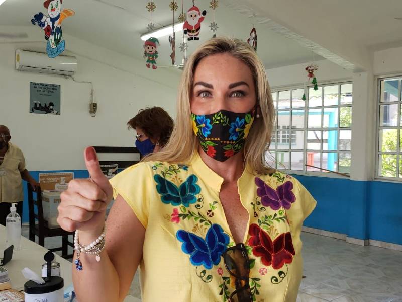 Carmen Joaquín emitió su voto la mañana de este domingo