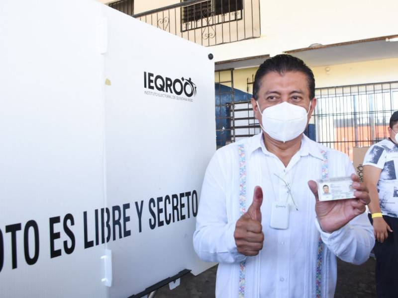 Chucho Pool, ejerce su voto en la región 74