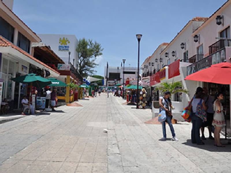 Comerciantes aprovechan las actividades esenciales