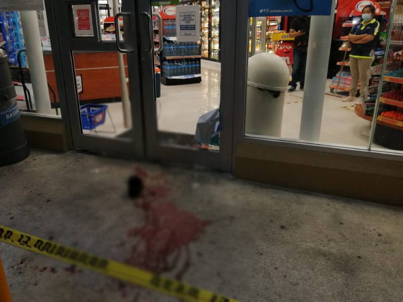 Ebrio rompe puerta de cristal en tienda porque no le vendieron cerveza