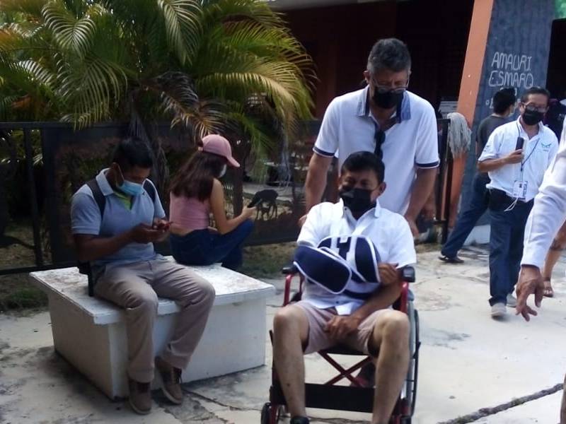 El candidato a la alcaldía de Bacalar Chepe Contreras, emite su voto