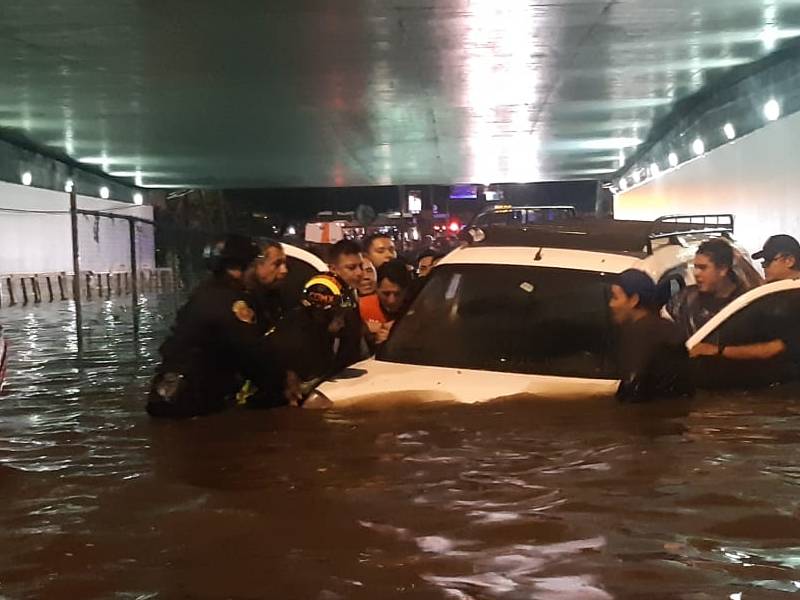 Fuertes lluvias en CDMX deja varios daños y grandes memes