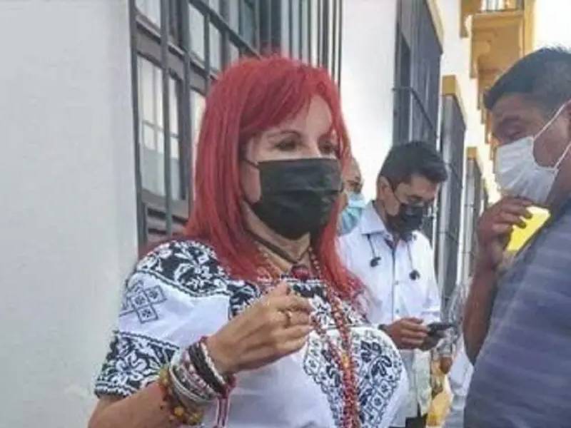 Layda Sansores hace fila por más de hora para votar