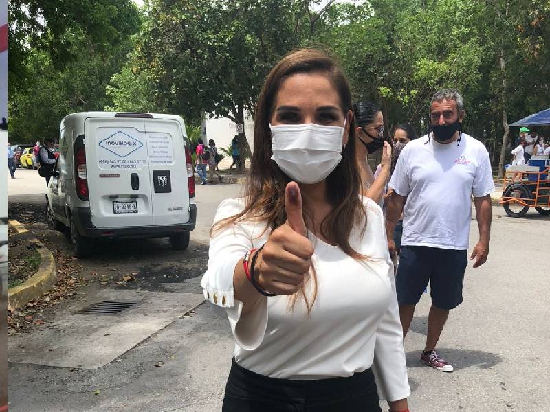 Mara Lezama ejerce su derecho al voto