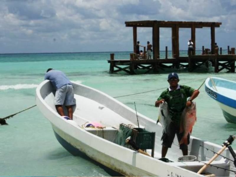 Nadan contra corriente los pescadores de Playa del Carmen