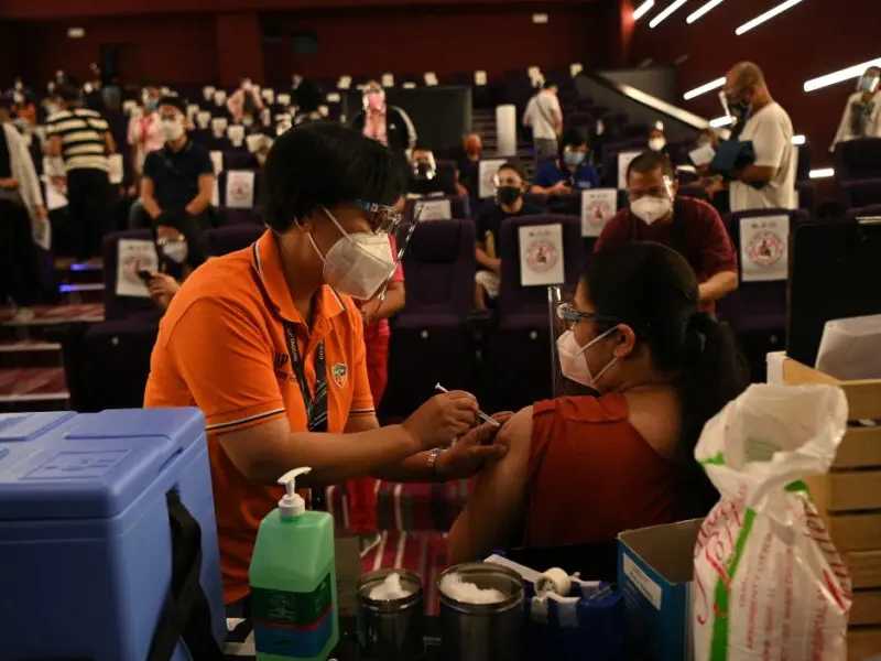Se vacunan o cárcel, amagan autoridades en Filipinas