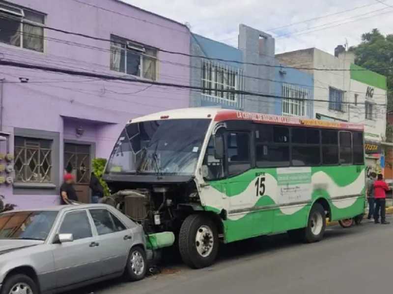 Camión de pasajeros choca contra seis vehículos; hay 9 lesionados