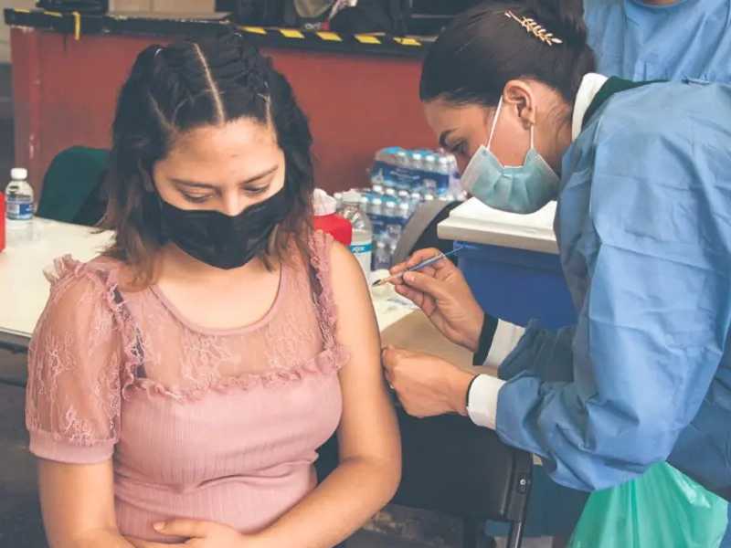 Empresarios prometen acelerar la vacunación de sus trabajadores