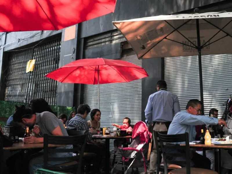 Aprovecharán restaurantes semáforo verde para festejar a papá y recuperarse