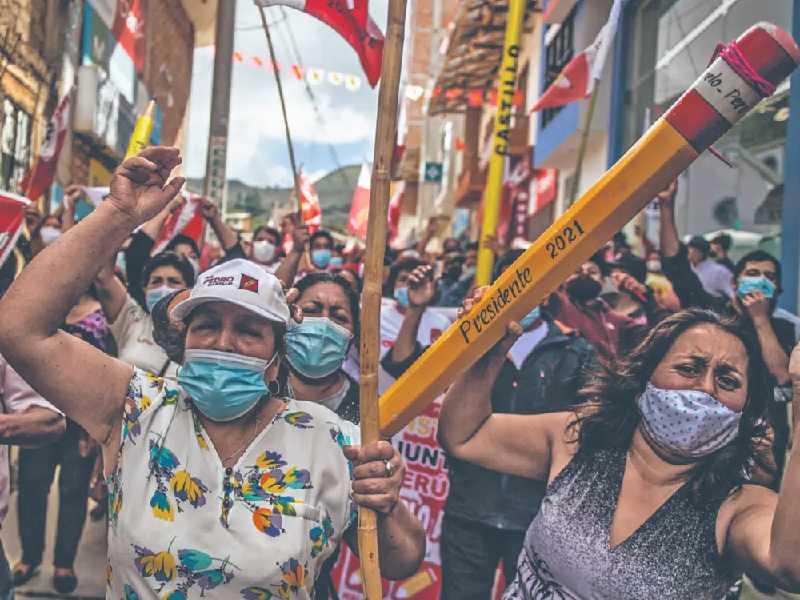 Final de fotografía en Perú, izquierda apenas rebasa