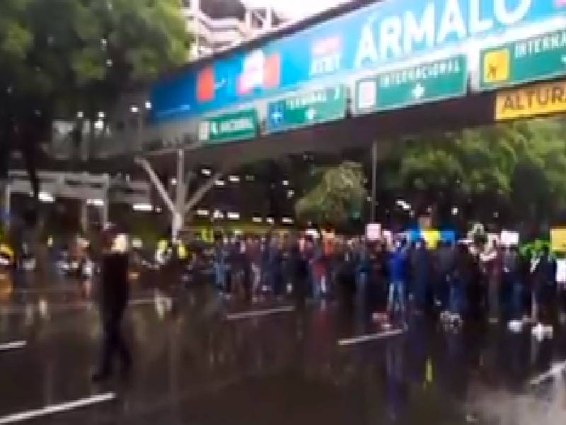 Padres de niños con cáncer protestan en el aeropuerto de CDMX