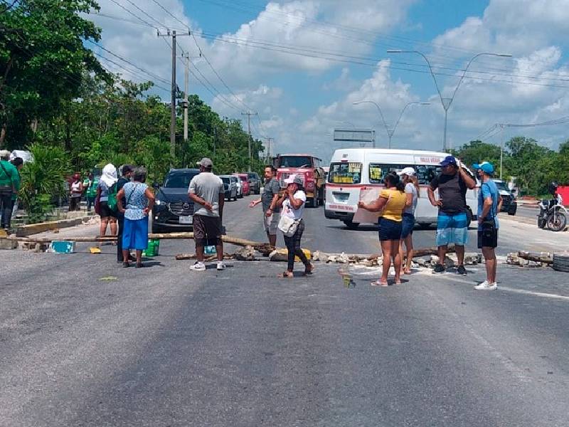 Piden con plantón colonias irregulares servicio de energía eléctrica