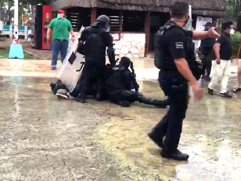 Por violación a los derechos humanos de libertad de expresión, tras el robo de lonas en por parte de la policía de Puerto Morelos, exigen disculpa