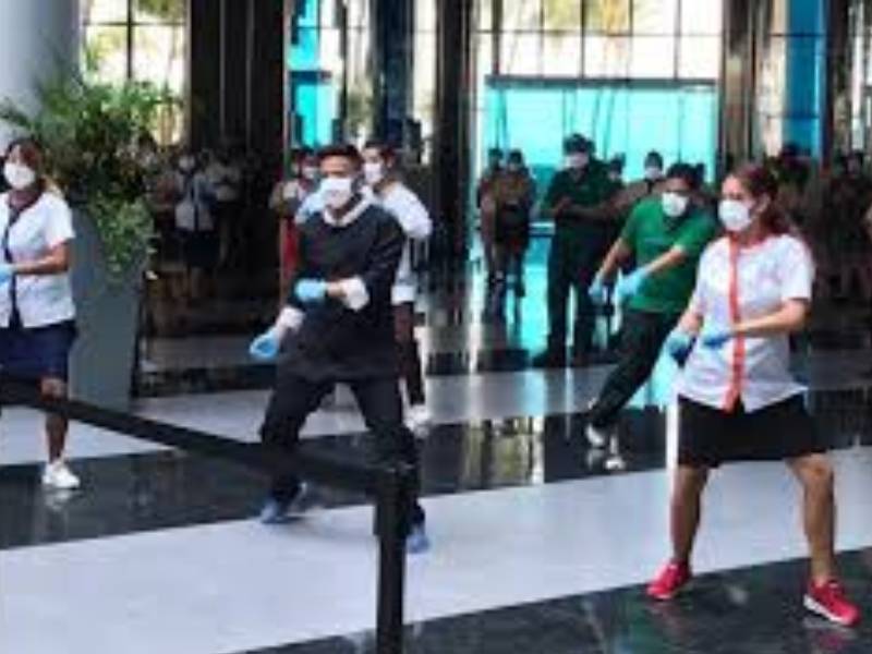 Planean vacunar a personal del sector turístico a finales de junio