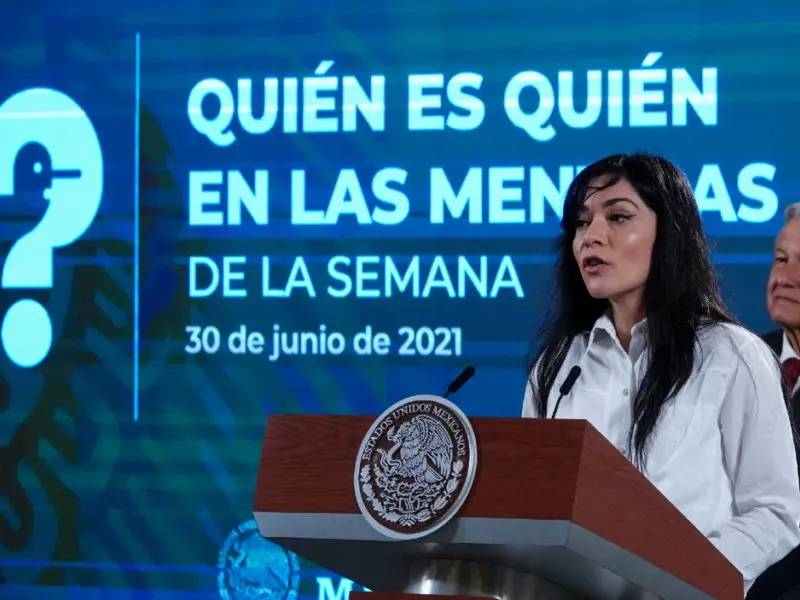 ÔÇ£Quién es Quién de las Noticias FalsasÔÇ£ presenta AMLO en la mañanera