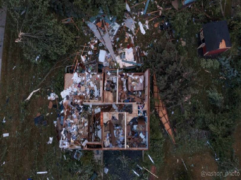 (VIDEO Y FOTOS) Tornado causa destrozos en suburbios de Chicago