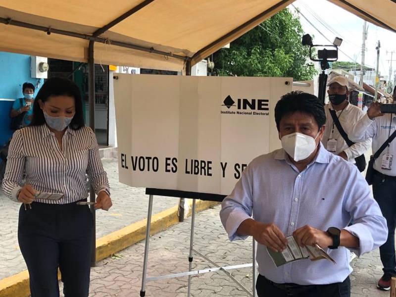 Víctor Mas Tah, candidato por Tulum, emite su voto