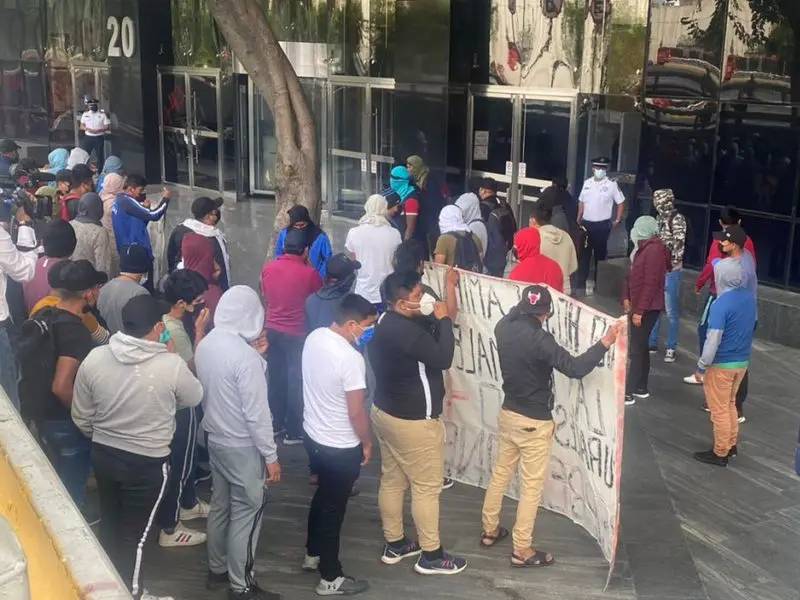 Video. Normalistas de Ayotzinapa se manifiestan en la sede de la FGR