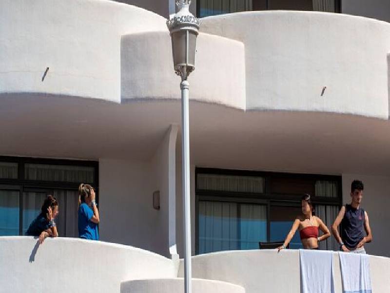 Video. Viaje de fin de curso provoca megabrote de Covid-19 en España