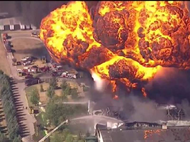 Videos. Impactante explosión de planta química en Illinois, EU