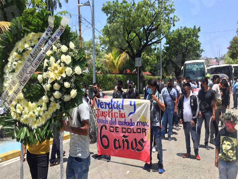 Marchan por Ayotzinapa en la costera