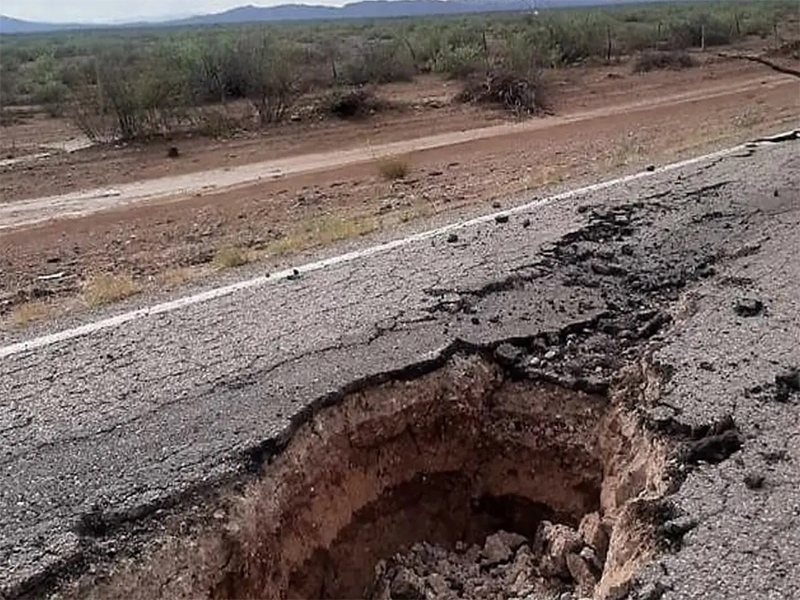 Grietas y socavones aparecen en carretera de Chihuahua
