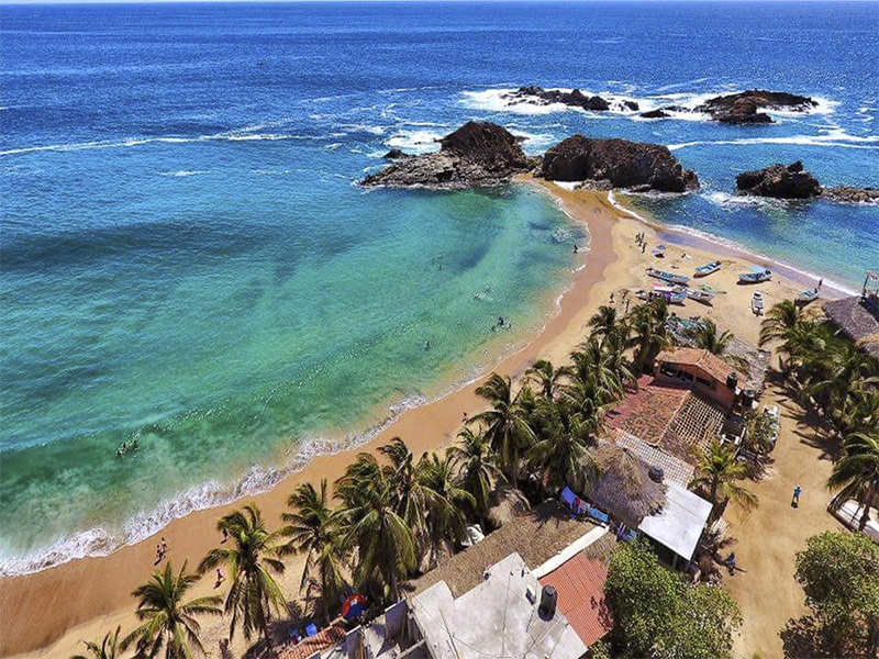 Cuatro turistas son arrastrados por el mar en Oaxaca; mueren dos