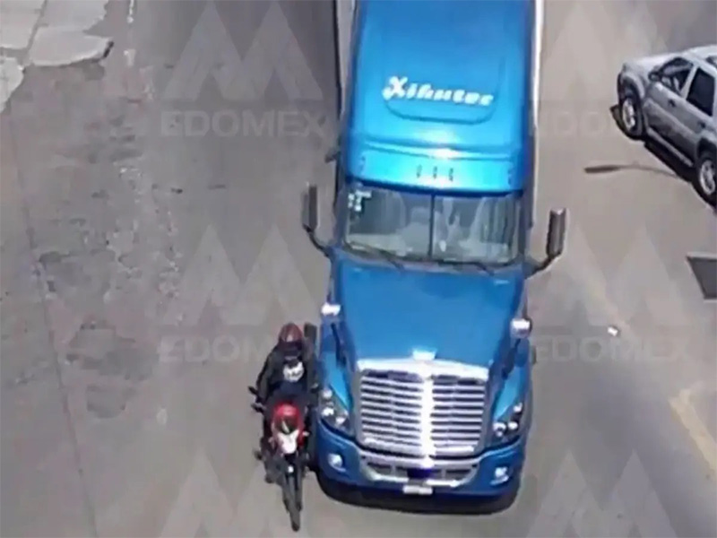 Motociclista sobrevive al ser arrollado por tráiler