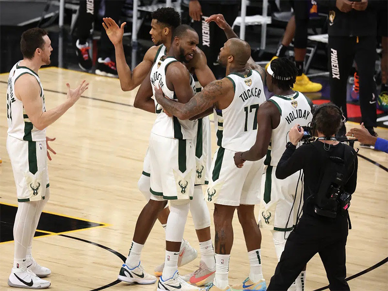 Milwaukee Bucks triunfan en su visita a Arizona