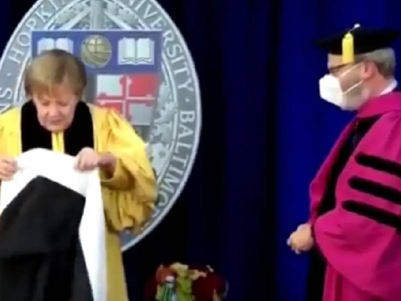 ANGELA MERKEL DEJA DIVERTIDO MOMENTO AL RECIBIR DISTINCIÓN HONORIS CAUSA