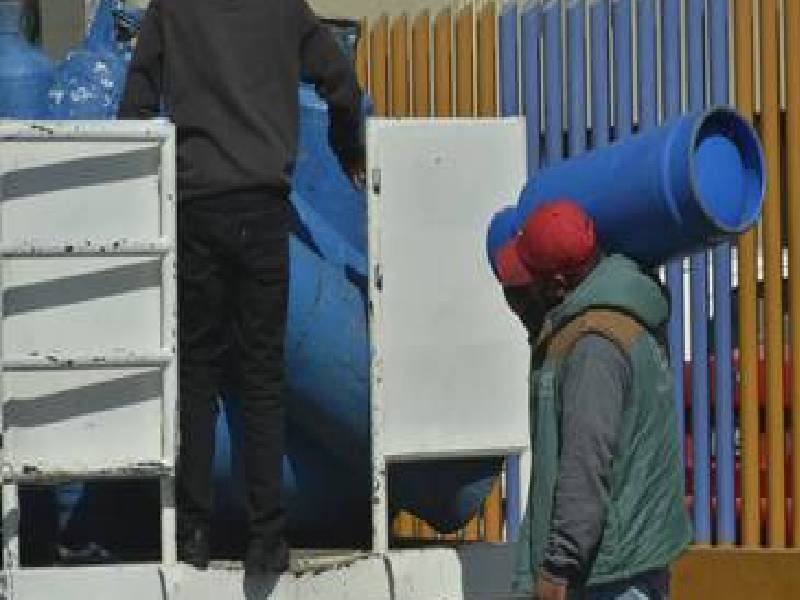 Analiza AMLO un precio máximo al gas