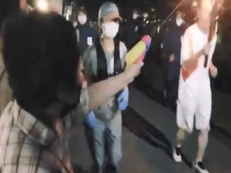 Detienen a mujer que dispara contra llama olímpica con pistola de agua