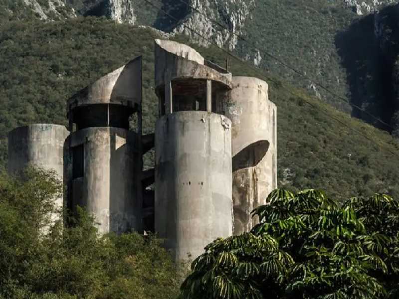 La historia de la casa de los tubos, cuya maldición ronda hoy el mundo