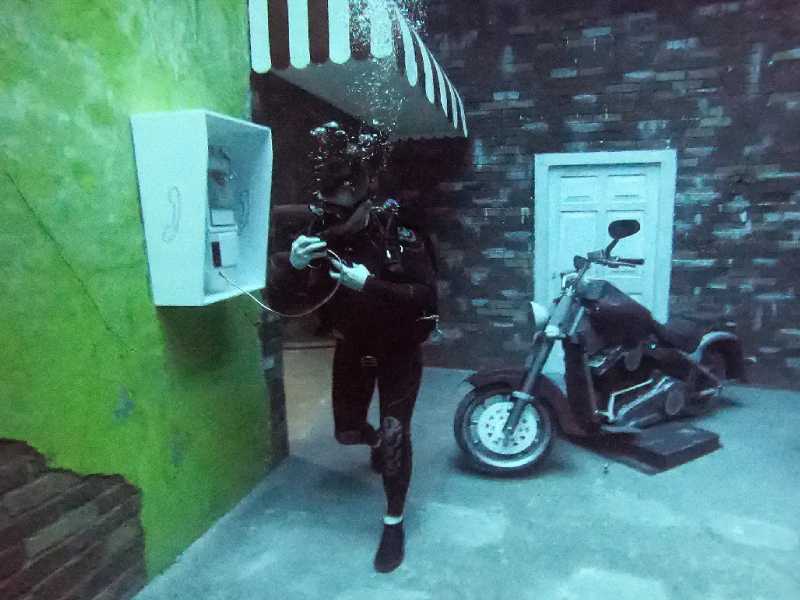 Dubái inaugura la piscina de buceo más profunda del mundo