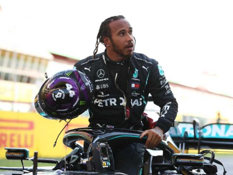 Lewis Hamilton recibe consejos de niños para vencer a Max Verstappen