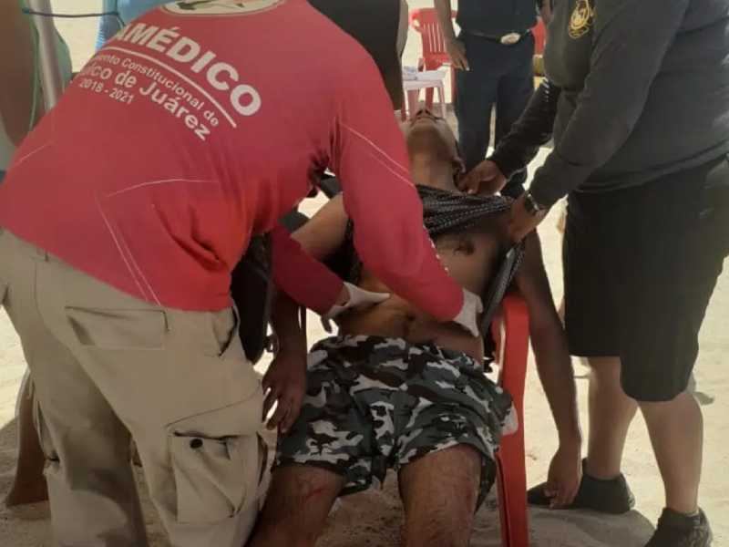 Turista cae sobre rocas en el mar al fallar su paracaídas en Acapulco