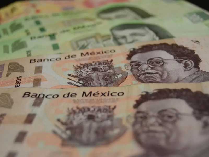 Bolsas se recuperan y el peso cae a su peor nivel del mes