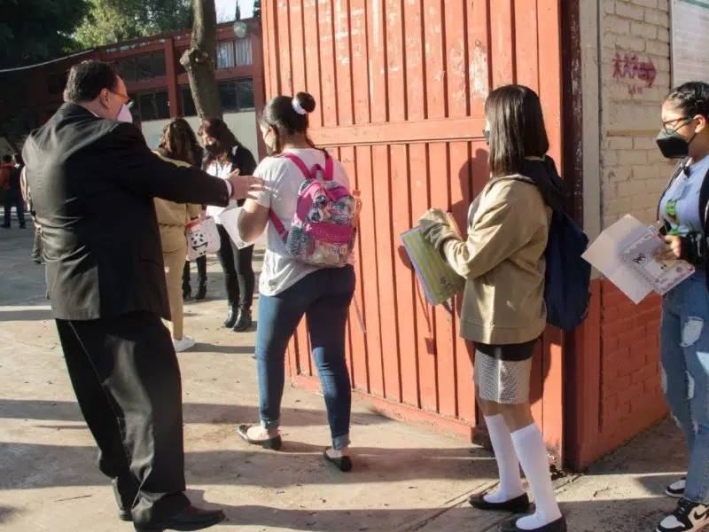 Pese a las críticas, AMLO insiste en volver a clases presenciales