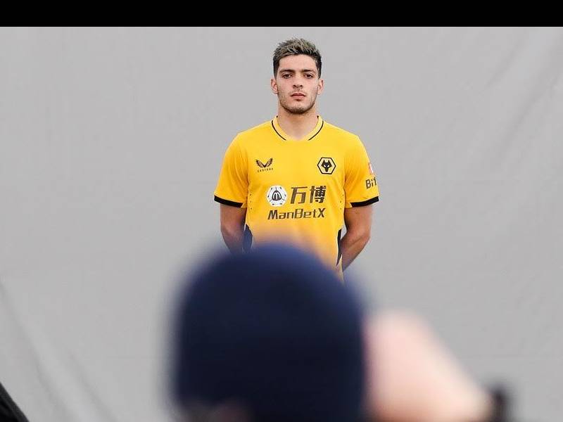 Raúl Jiménez presenta el nuevo uniforme de los  Wolverhampton