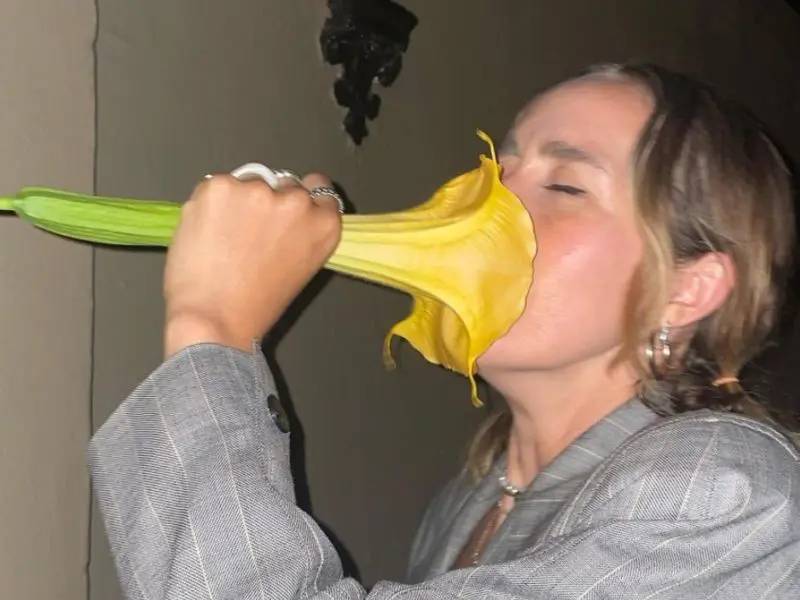 Tiktoker presume video oliendo flor; esta se intoxico