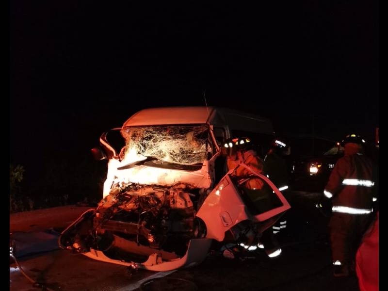 Una persona queda prensada en aparatoso accidente en la carretera federal 307