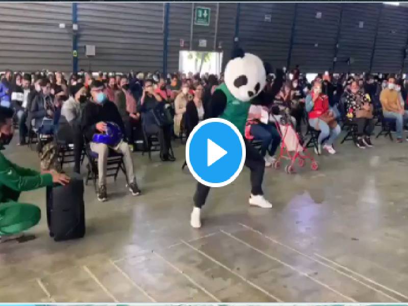 Video. Pandemio y Covidio entretiene a Centennials en centros de vacunación