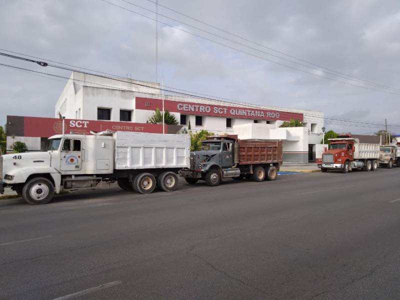 Volqueteros del sur de Q.Roo se manifiestan afuera de oficinas de SCT en Chetumal