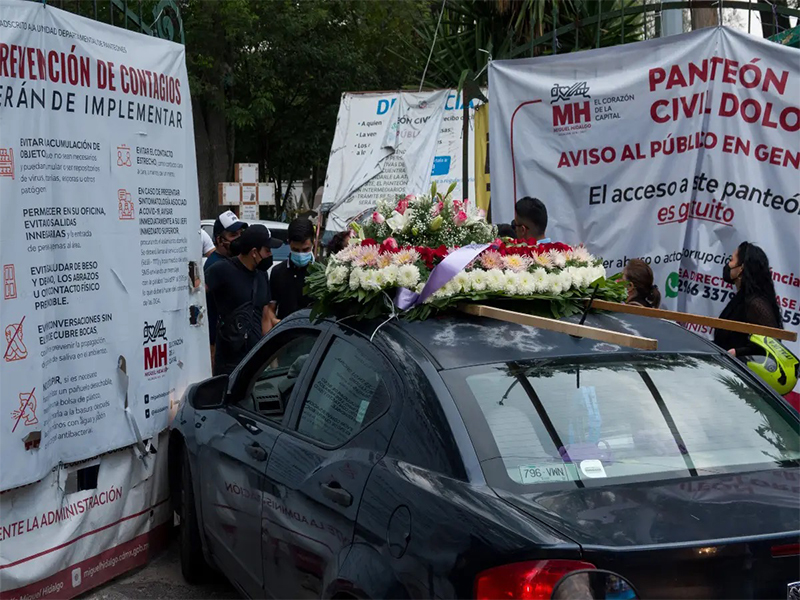 Familiares y amigos dan el último adiós a la joven Polly