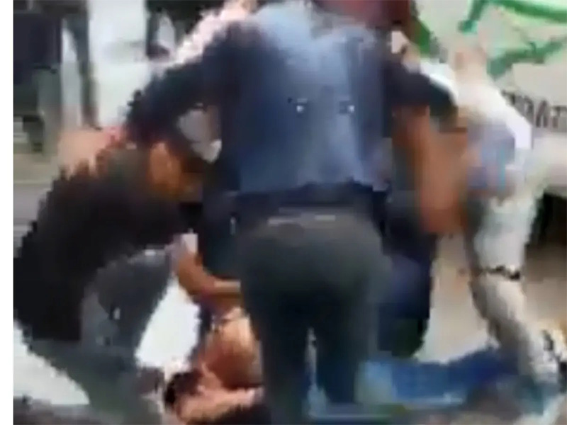 A patadas y golpes, así bajaron de una combi a un presunto ladrón