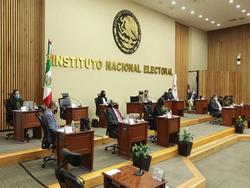 Promocionará el INE consulta de AMLO en radio y televisión